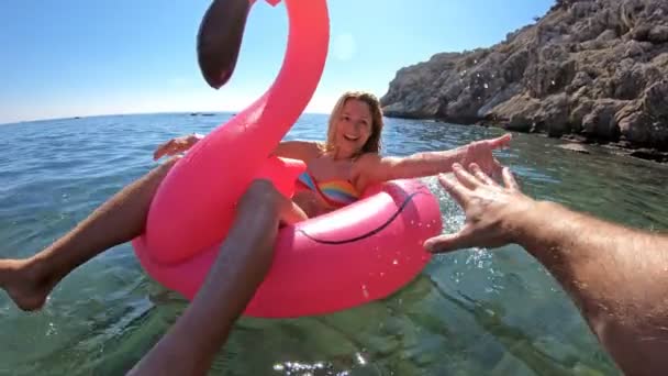 Pasangan Menikmati Laut Dan Matahari Mediterania Mengambang Flamingo Inflatable Pov — Stok Video