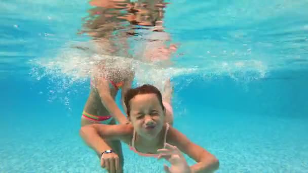 Niña nadando bajo el agua en la piscina . — Vídeos de Stock