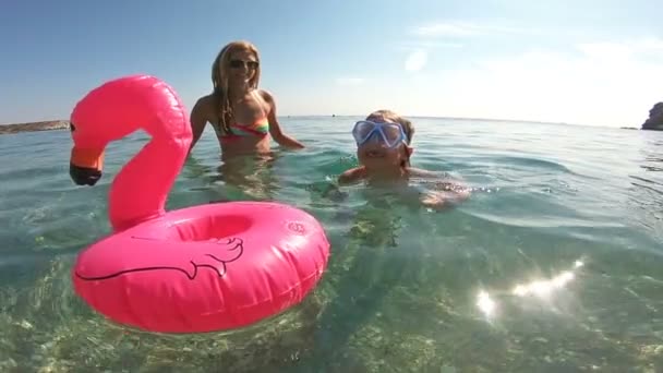 Moeder en haar dochter zwemmen in de zee — Stockvideo