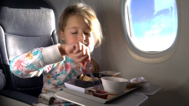 Bambino mangiare pranzo sano in aereo . — Video Stock