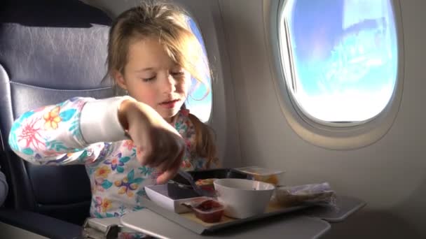 飛行機でヘルシーなランチを食べる子. — ストック動画