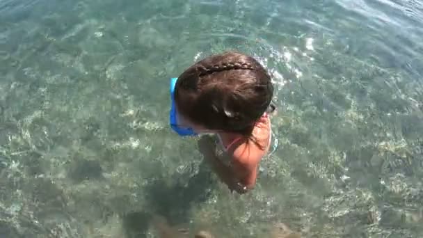 Niña con máscara explorando bajo el agua en el mar Mediterráneo — Vídeos de Stock