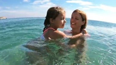 Anne ve kızı denizde yüzme