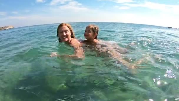 Mutter und Tochter schwimmen im Meer — Stockvideo