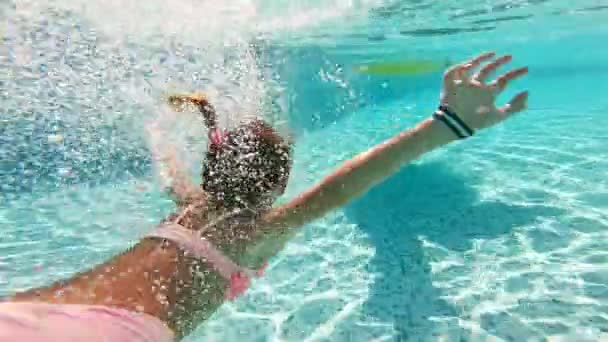 Μικρό κορίτσι που φοράει ψαροντούφεκο μάσκα υποβρύχιο κολύμπι στην πισίνα. — Αρχείο Βίντεο