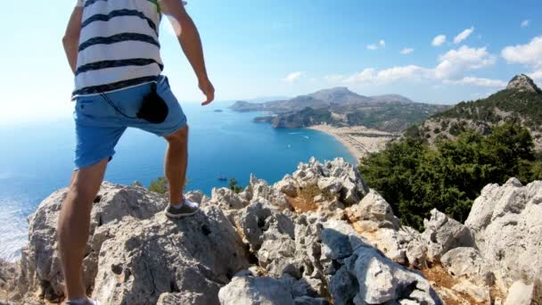 Man on top of mountain. — Stock Video