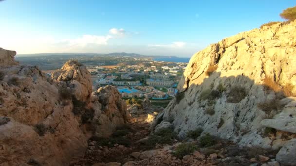 Vue de la côte méditerranéenne de l'île de Rhodes avec des hôtels touristiques et des plages . — Video