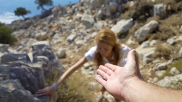 Człowiek Pomaga Kobieta Się Górskie Ścieżki Praca Zespołowa Ryzyko Przyjaźni — Wideo stockowe