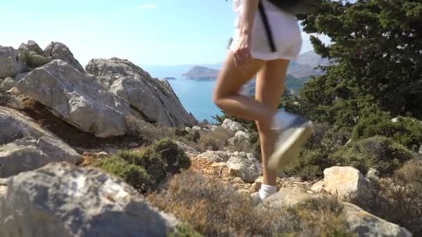 Jeune femme piratant dans les montagnes — Video