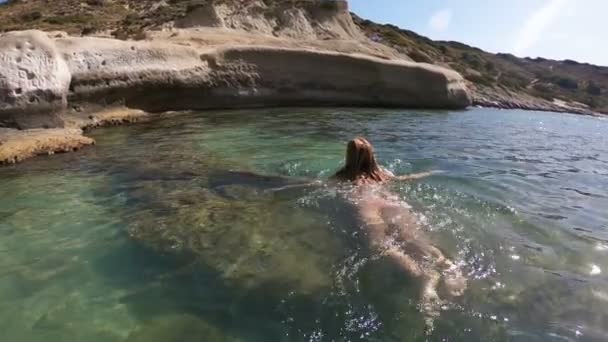 Mladá štíhlá žena nosí rainbow bikinách se těší na moře a slunce na středomořské pláži. — Stock video