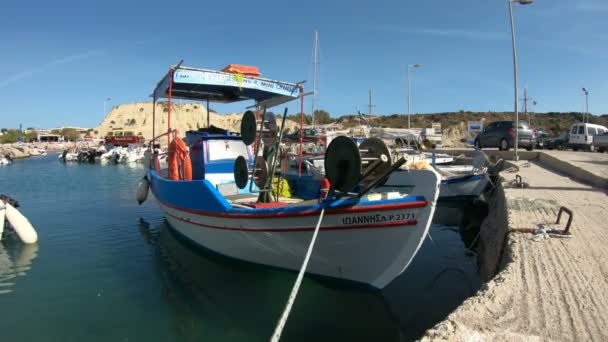 Barche da pesca tradizionali greche nel porto di Rodi — Video Stock
