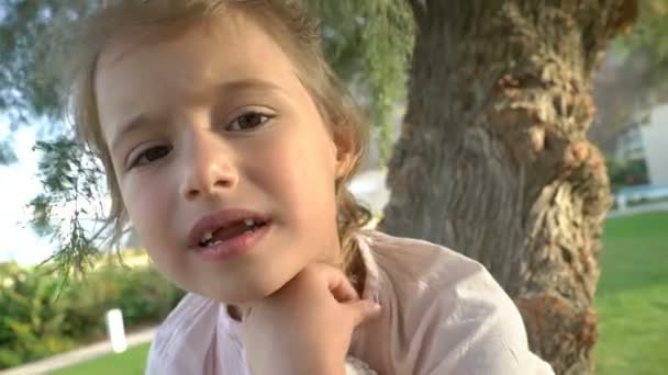 Portrait d'une petite fille édentée 