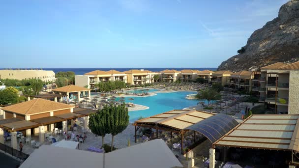 Utsikt över det vackra moderna hotellet på stranden av Egeiska havet Rhodos Grekland — Stockvideo