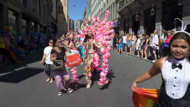 Le défilé de la fierté à Oslo en Norvège. Une belle danseuse exotique en costume à plumes — Video