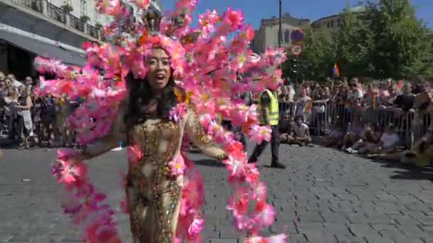 Pride Parade v norském Oslo. Krásná exotická tanečnice v kostýmu pernaté — Stock video