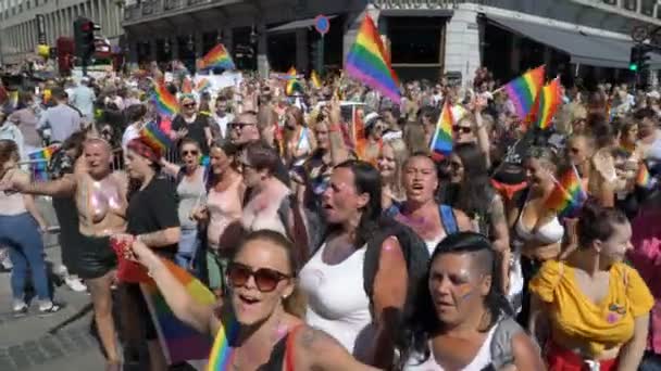 The Pride Parade in Oslo Norway. Huge costume crowd sings and dances. — Stock Video