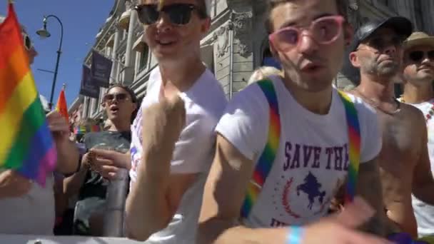 Desfile del Orgullo en Oslo Noruega. Jóvenes cantan y bailan de pie en una plataforma móvil — Vídeos de Stock