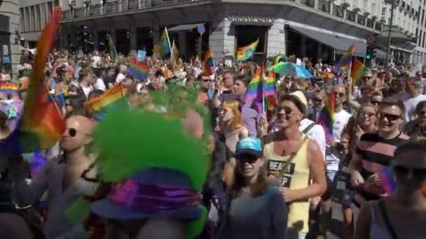 A Parada do Orgulho em Oslo Noruega. Enorme multidão traje canta e dança . — Vídeo de Stock