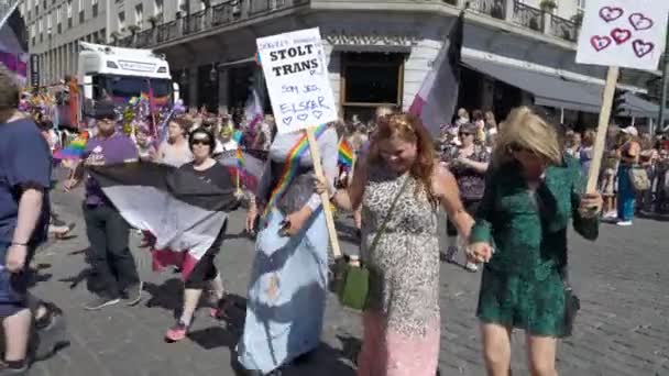 Pride Parade v norském Oslo. Obrovské kostým dav zpívá a tancuje. — Stock video