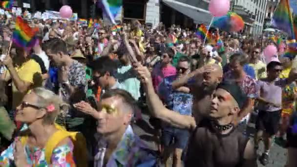 A Parada do Orgulho em Oslo Noruega. Enorme multidão traje canta e dança . — Vídeo de Stock