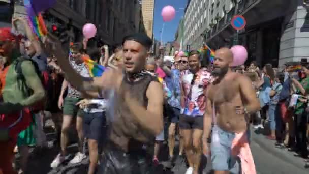 The Pride Parade in Oslo Norway. Huge costume crowd sings and dances. — Stock Video