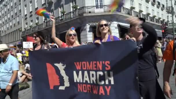 Oslo Noruega Junio 2018 Enorme Multitud Disfraces Canta Baila Desfile — Vídeos de Stock