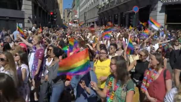 De Pride-Parade in Oslo Noorwegen. Enorme kostuum menigte zingt en danst. — Stockvideo