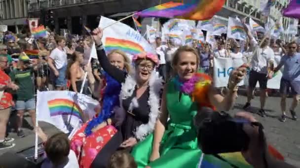 Pride Parade v norském Oslo. Obrovské kostým dav zpívá a tancuje. — Stock video