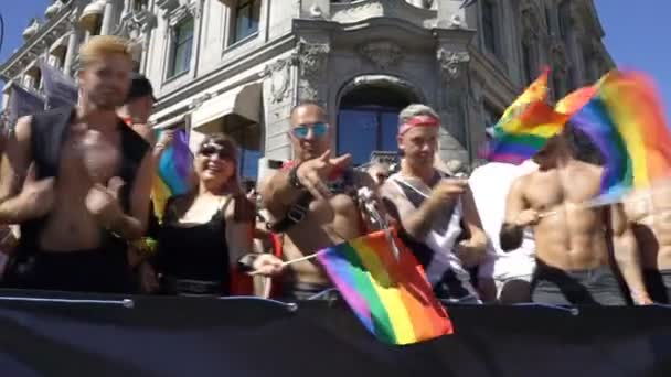Pride Parade v norském Oslo. Napůl nahé sexy kluci tančí na pohybující se plošině. — Stock video