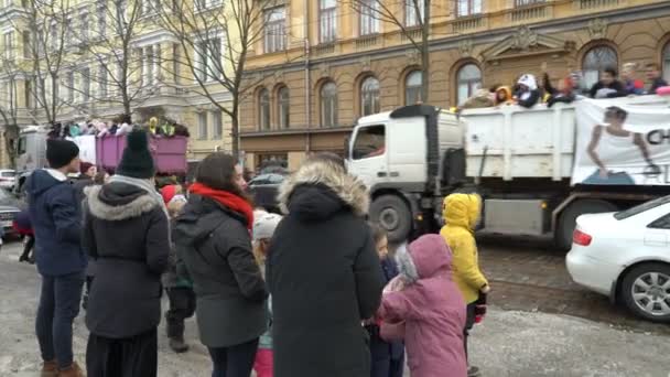 Penkkarit ist ein traditioneller Feiertag der finnischen Abiturienten — Stockvideo
