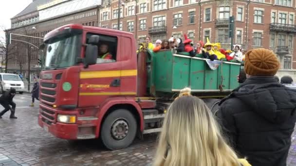 Penkkarit is een traditionele feestdag van middelbare school afgestudeerden in Finland — Stockvideo