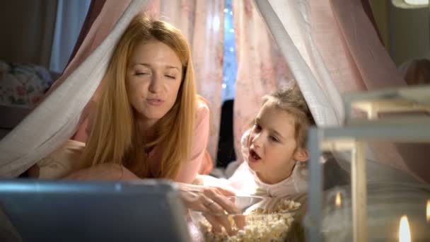 Familjen Biograf Liten Flicka Och Hennes Mamma Njuter Titta Tecknad — Stockvideo