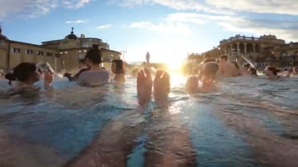 Pareja joven disfruta de nadar en la piscina termal caliente al aire libre en invierno — Vídeo de stock