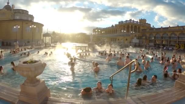 Beaucoup de gens aiment nager dans la piscine thermale chaude extérieure — Video