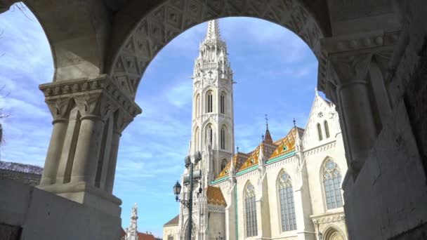 Matthias kyrkan på Holy Trinity Square i Budapest, Ungern — Stockvideo