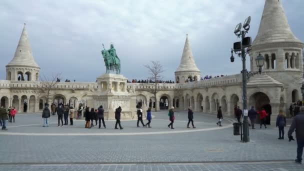 Monumento al Bastión de San Esteban y Fishermans en Budapest, Hungría — Vídeos de Stock