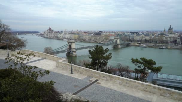 Floden Donau, tak och Szechenyi Kedjebron i Budapest, Ungern — Stockvideo