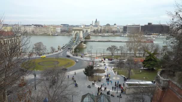 El río Danubio, los tejados y el puente de la cadena Szechenyi en Budapest, Hungría — Vídeo de stock