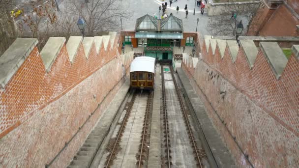 Старая канатная дорога, фуникулер доставляет пассажиров на Буда Хилл, Будапешт, Венгрия — стоковое видео