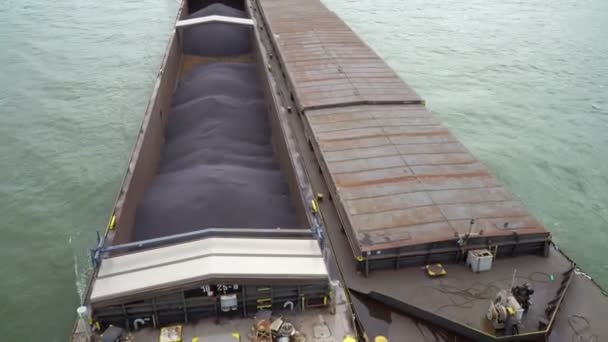 Industriella pråm transporterar gods på floden Donau i Ungern — Stockvideo