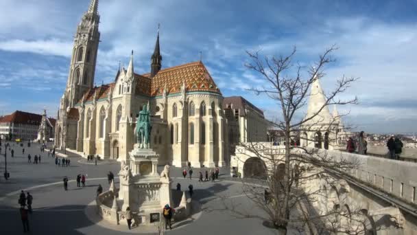 Emlékmű a Szent István és a halász-bástya Budapest, Magyarország — Stock videók