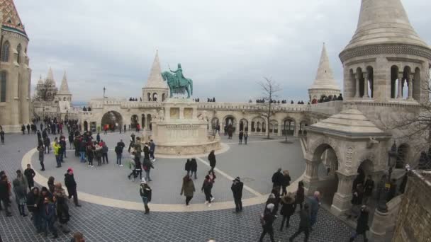 Monumento a Santo Estêvão e Bastião dos Pescadores em Budapeste, Hungria — Vídeo de Stock