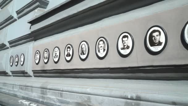 Bilder av offren för fascistiska och kommunistiska regimer utanför House of Terror i Budapest, Ungern — Stockvideo