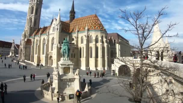 Monument to Saint Stephen and Fishermans Bastion in Budapest, Hungary — Stock Video