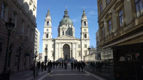 Ulica Zrinyi z St. Stephens Basilicain Budapest Hungary — Wideo stockowe