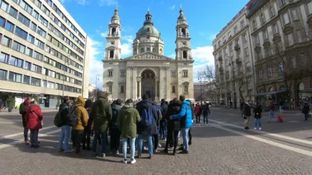 Aziz Stephens Bazilikası 'nın önünde meydanda yürüyen turistler. Budapeşte Macaristan — Stok video
