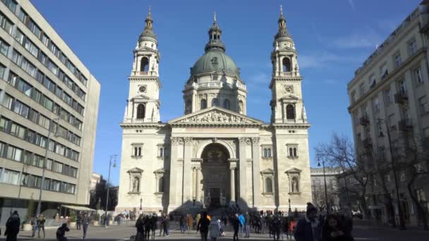 Gente caminando en la plaza frente a la Basílica de San Esteban. Budapest Hungría — Vídeo de stock