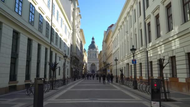 Улица Зриньи с улицей Святого Стефана в Будапеште Венгрия — стоковое видео