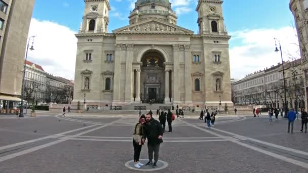 Pareja joven tomando selfies en la plaza frente a la Basílica de San Esteban. Budapest Hungría — Vídeos de Stock