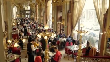 Ünlü Cafe New York Boscolo Hotel Budapeşte'de iç.